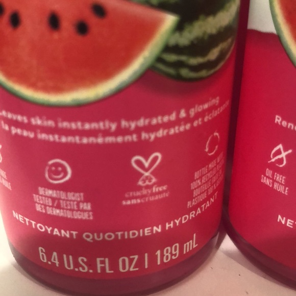 St Ives hydrating cleanser - Picture 3 of 3